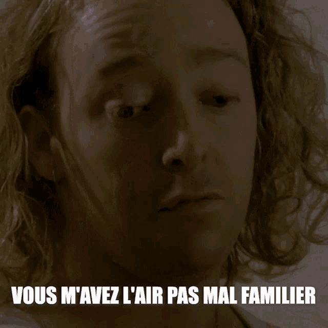 a close up of a man 's face with the words vous m'avez l' air pas mal familier written below him