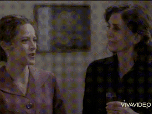two women are standing next to each other and the words vivavideo are visible in the corner