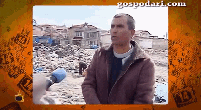 a man is talking into a microphone and the website gospodari.com is visible in the corner