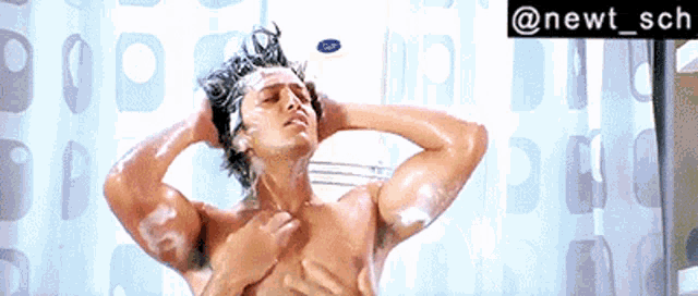 Heyy Babyy Riteish Deshmukh GIF - Heyy Babyy Riteish Deshmukh Bathing With Akshay Kumar Fardeen Khan GIFs
