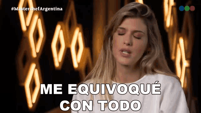 a woman says me equivoque con todo in front of a neon sign
