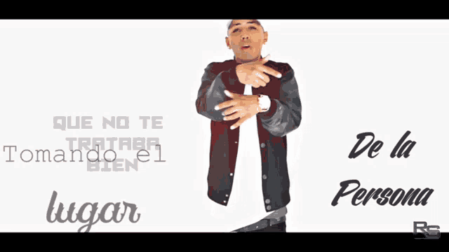a man in a black jacket stands in front of a sign that says que no te trataba bien de la persona