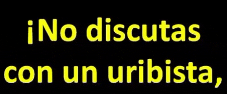 a black background with the words no discutas con un uribista