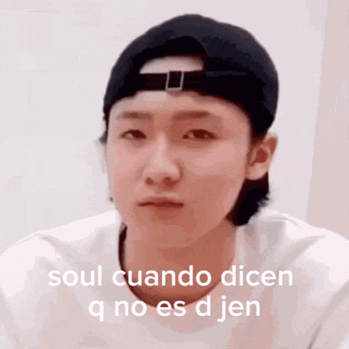 a man wearing a baseball cap says soul cuando dicen q no es djen