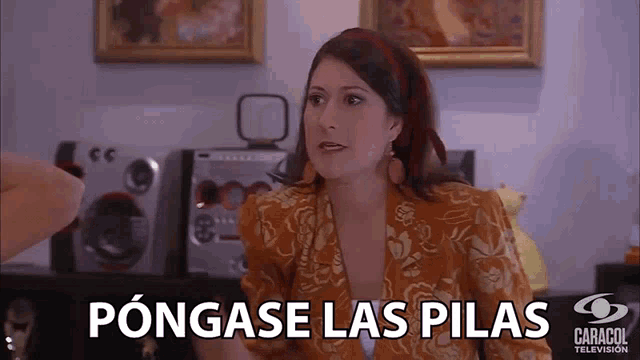 a woman says pongase las pilas in front of speakers