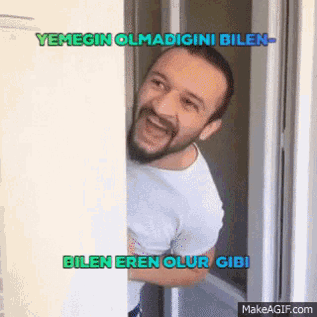 a man with a beard is peeking out from behind a door with the words " bilen eren olur gibi " on the bottom