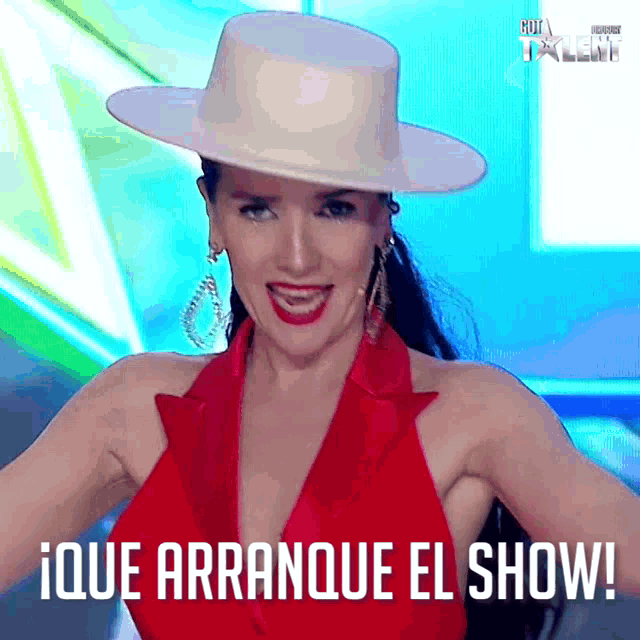 a woman in a red dress and white hat says que arranque el show in spanish