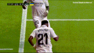 a soccer player with the number 21 on his jersey