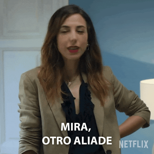a woman says mira otro aliade in spanish