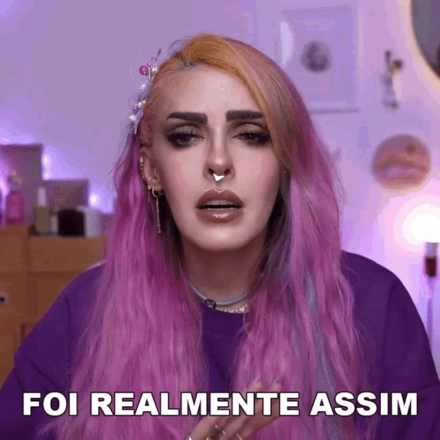 a woman with purple hair has the words foi realmente assim on her face