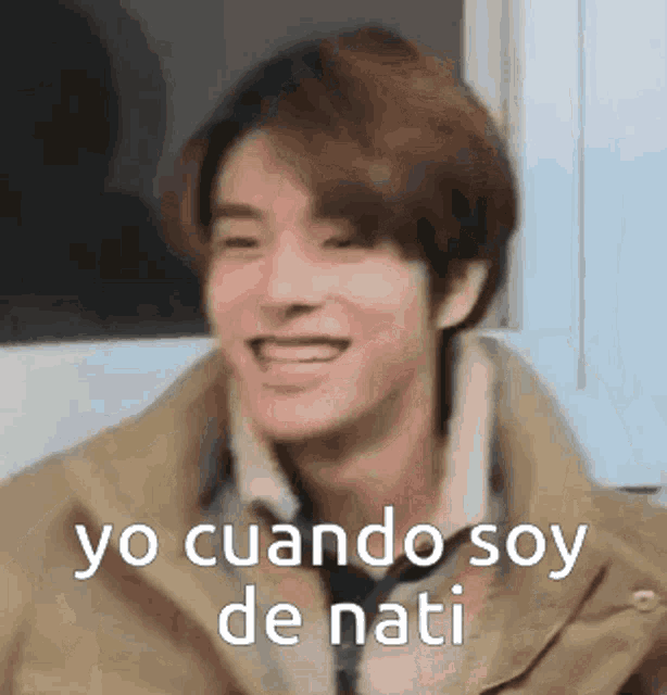 a close up of a person 's face with the words `` yo cuando soy de nati '' .