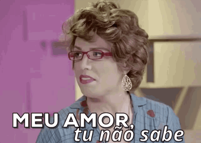 a woman is wearing glasses and earrings and says meu amor tu não sabe