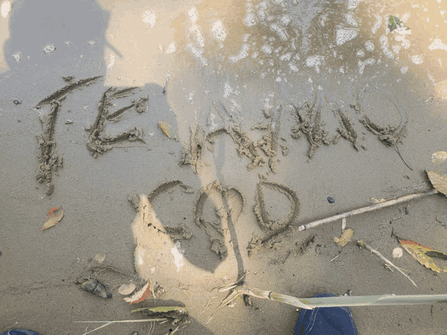 the word teman is written in the sand on the beach