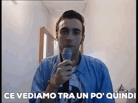a man holding a microphone with the words ce vediamo tra un po ' quindi written below him