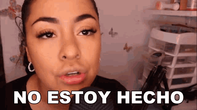 a woman is talking into a microphone with the words no estoy hecho written above her