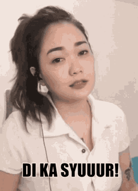 a woman wearing ear buds and a white shirt says di ka syuuur
