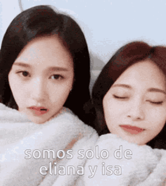 two girls are laying next to each other with the words somos solo de eliana y isa written below them