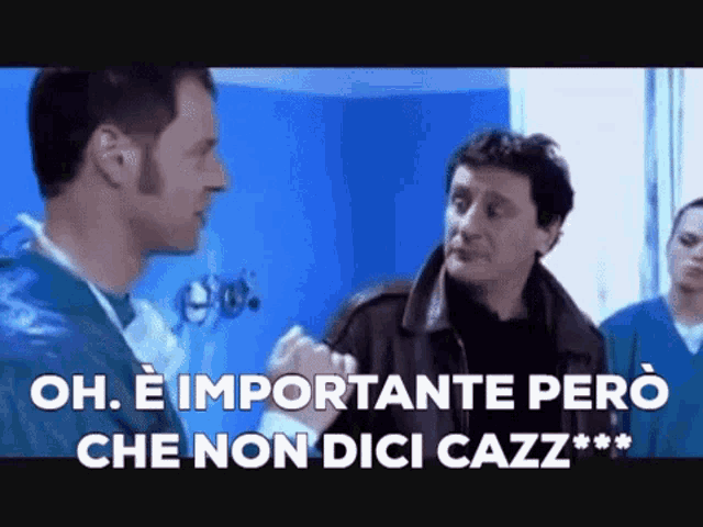a man talking to another man in a hospital room with the words oh e importante pero