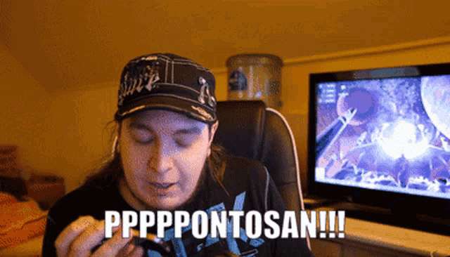a man wearing a hat and a shirt that says pppppontosan !!!