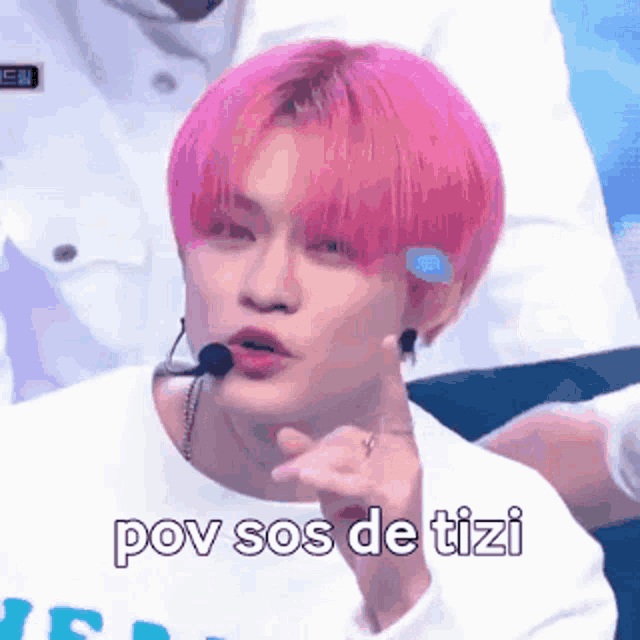 a man with pink hair is wearing a white shirt and a microphone and says pov sos de tizi .