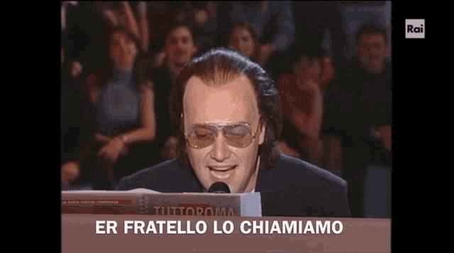 a man singing into a microphone with the words " er fratello lo chiamiamo " on the bottom