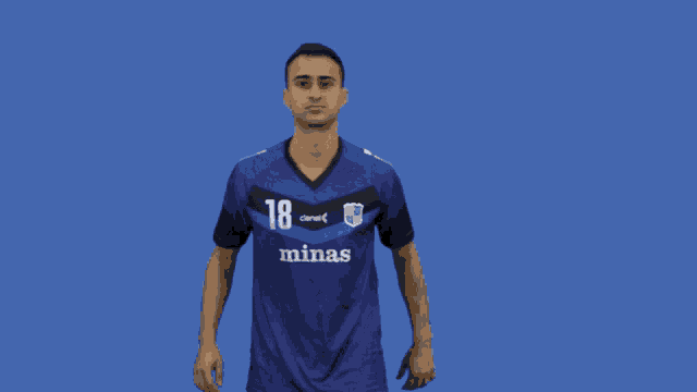a man wearing a blue shirt that says 18 minas