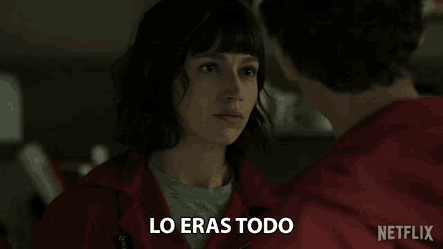 a man and woman are looking at each other and the woman says lo era todo