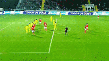 soccer players on a field with a banner that says todos os dias