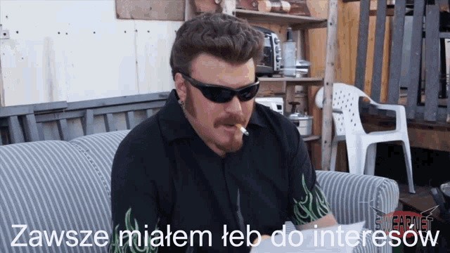 a man wearing sunglasses is smoking a cigarette with the words zawsze miatem teb do interesow written below him