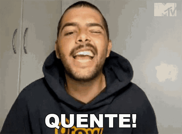 a man wearing a black hoodie says quente