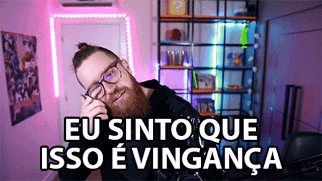a man with glasses and a beard says eu sinto que isso é vinganca