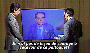 two men are standing in front of a screen that says je n'ai pas de lecon de courage a recevoir
