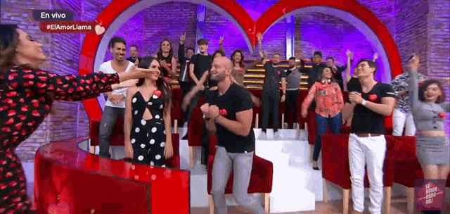 a group of people are dancing on a stage with the words en vivo on the bottom