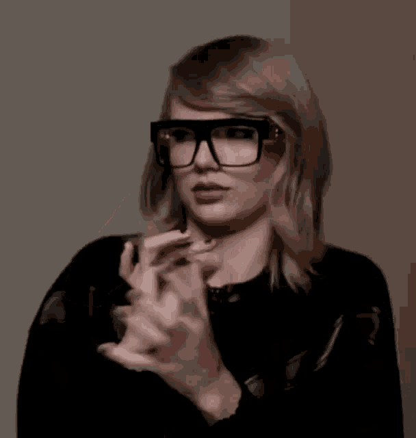 Taylor Swift Finger Tutting GIF - Taylor Swift Finger Tutting Scissors GIFs