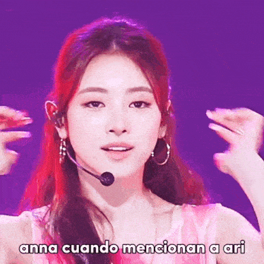 anna cuando mencionan a ari is written above a woman