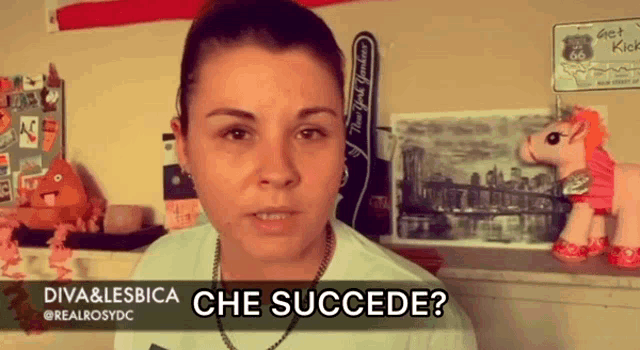 a woman in a room with a sign that says diva & lesbica che succede