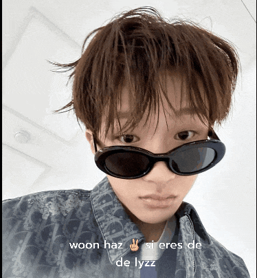 a young man wearing sunglasses with woon haz si eres de de lyzz written on the bottom