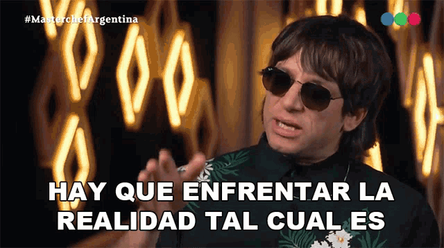 a man wearing sunglasses and a hawaiian shirt says hay que enfrentar la realidad tal cual es