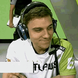 a man wearing headphones and a shirt that says flau