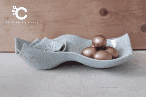 three square bowls are sitting on a wooden table