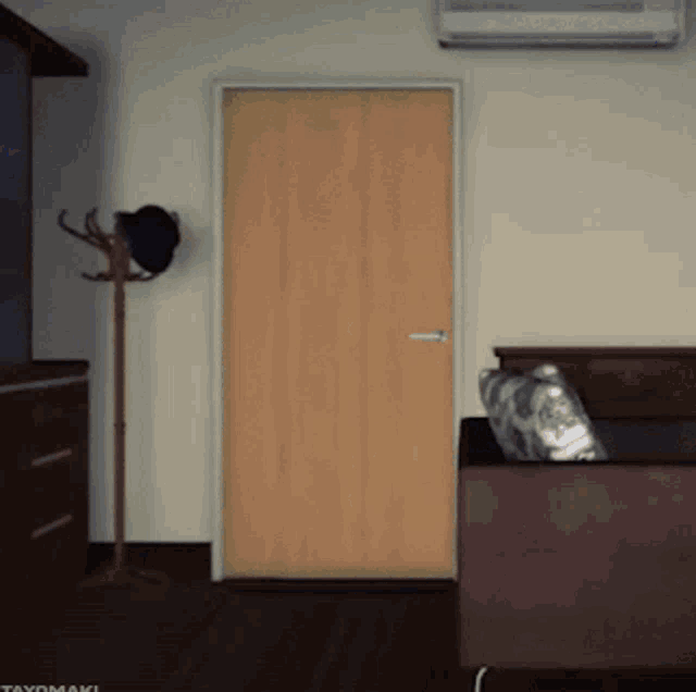 a room with a couch and a door that says taydmaki on the bottom