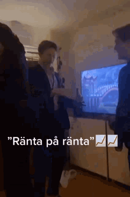 a group of people standing in front of a television with the words " ranta på ranta " written on the bottom