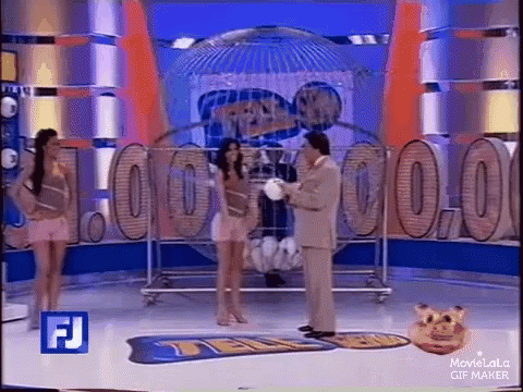 Silvio Santos apresentando o sorteio da Tele Sena, um clássico da TV brasileira.
