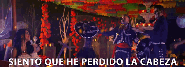 a man with a skull painted on his face has the words siento que he perdido la cabeza below him