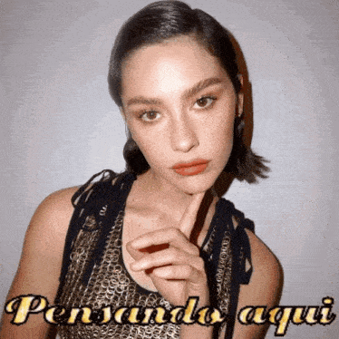 a woman with her finger on her chin and the words pensando aqui written below her