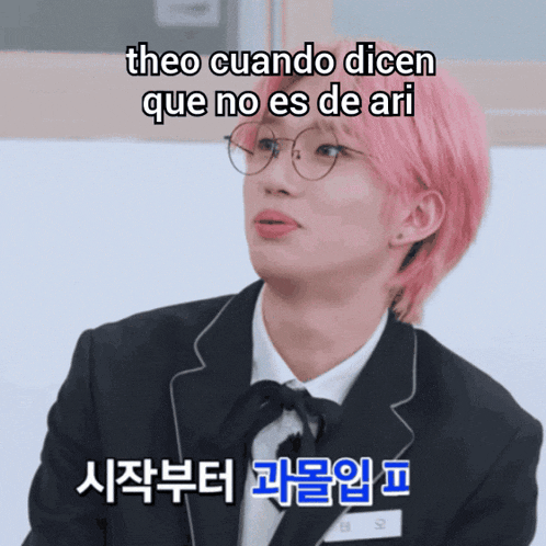 a man with pink hair is wearing glasses and says theo cuando dien que no es de ari