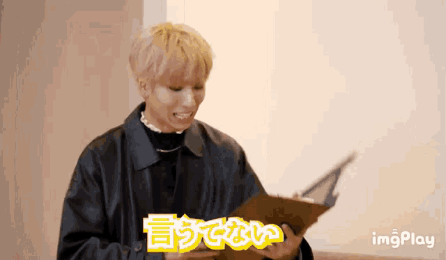 a man in a leather jacket is holding a clipboard with chinese writing on it