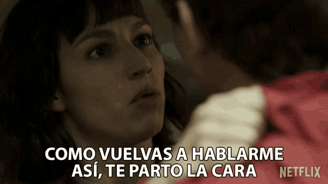 a man and a woman are looking at each other with the words " como vuelvas a hablarme asi te parto la cara "