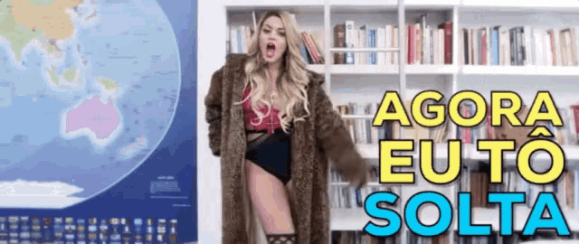 a woman in a fur coat is standing in front of a bookshelf with the words " agora eu to solta "