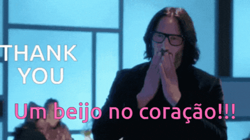 a man wearing glasses says thank you um beijo no coração !!!